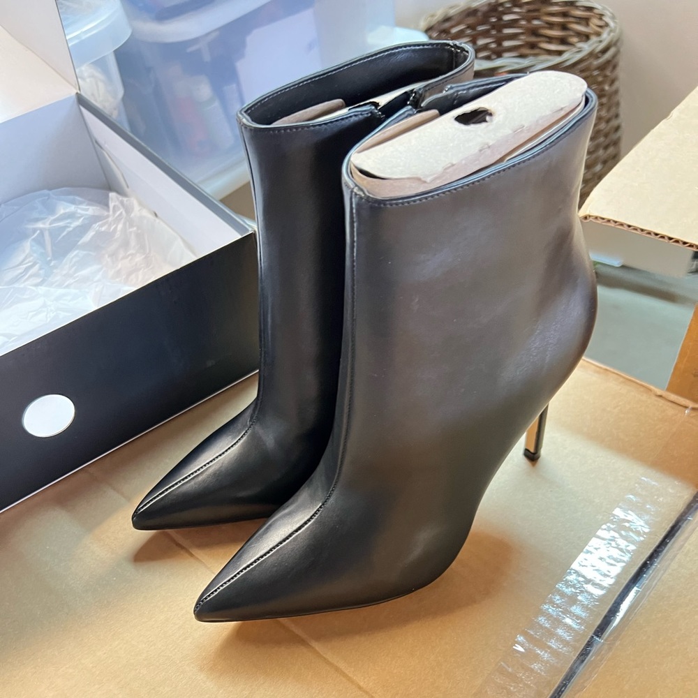 NWT- Nine West Farrah Boot size 9